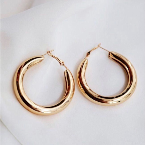 NEW | Super Chic Gold Hoop Earrings - Picture 2 of 8